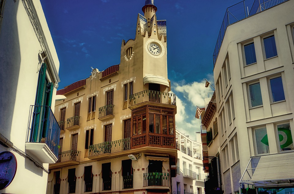 Wohnungen mit Blick auf enge Gassen mit typischer Barcelona-Architektur