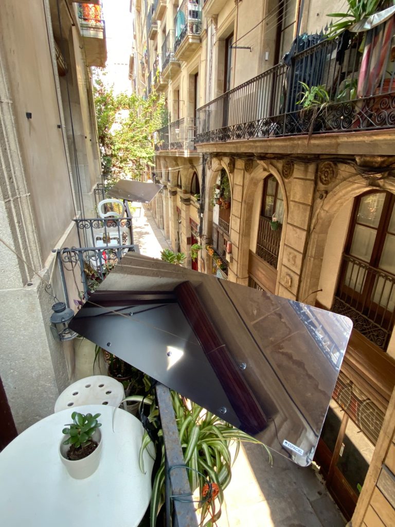 Installation von Espaciel Lichtreflektoren auf den Balkonen des Jerome in Barcelona