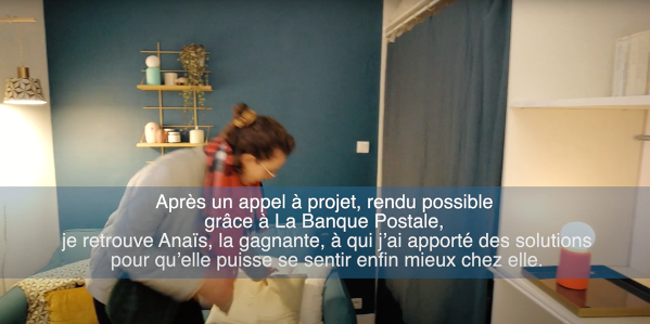 Anaïs découvre son logement suite au ré-aménagement effectué par Jessica Venancio avec le soutien de La Banque Postale